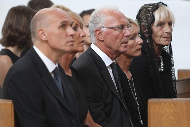 Vielleicht der schwerste Moment im Leben von Franz Beckenbauer: Der "Kaiser" musste 2015 Abschied von seinem Sohn Stephan nehmen.