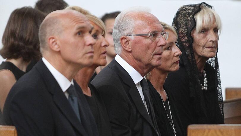 Vielleicht der schwerste Moment im Leben von Franz Beckenbauer: Der "Kaiser" musste 2015 Abschied von seinem Sohn Stephan nehmen. Vielleicht der schwerste Moment im Leben von Franz Beckenbauer: Der "Kaiser" musste 2015 Abschied von seinem Sohn Stephan nehmen.