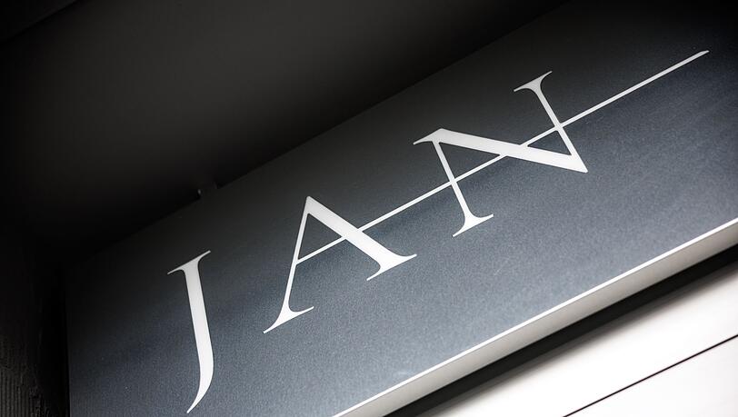 Schriftzug vom Restaurant "Jan" in München. (Archivbild)