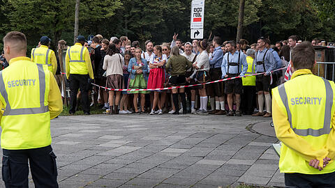 Die Security soll wie auf diesem Archivbild auf der Wiesn für Ordnung sorgen. 2024 soll sie dabei übers Ziel hinausgeschossen sein.