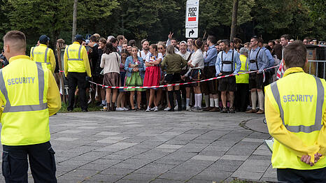 Die Security soll wie auf diesem Archivbild auf der Wiesn f&uuml;r Ordnung sorgen. 2024 soll sie dabei &uuml;bers Ziel hinausgeschossen sein.