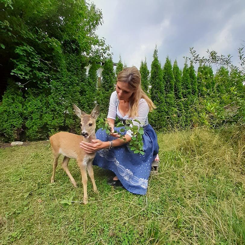 Lene Koch mit ihrer Hermine. Zwischen den beiden ist &uuml;ber die Jahre ein besonderes Vertrauen gewachsen.