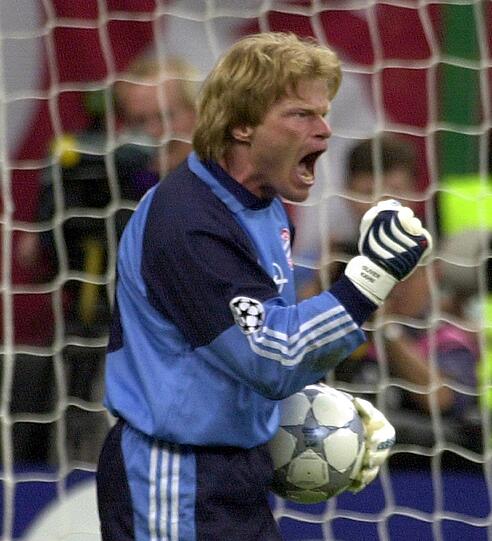 Doch auf den Titan war im Elfmeterschießen Verlass: Oliver Kahn parierte die Strafstöße von ...