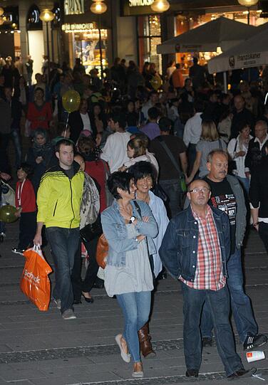 Nicht nur für Pärchen eine beliebte Freitagabend-Beschäftigung: Shoppen nach Ladenschluss. Denn die Münchner Kultur- und Shoppingnacht hat weitaus mehr zu bieten als geöffnete Geschäfte.