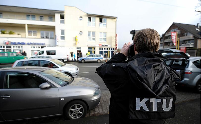 Bei dem Wohnungsbrand mit vier Toten in rheinischen Langenfeld handelt es sich offenbar um ein Familientragödie. Die Polizei verdächtigt nach ersten Ermittlungen den Familienvater, das Feuer am Freitagmorgen gelegt zu haben.