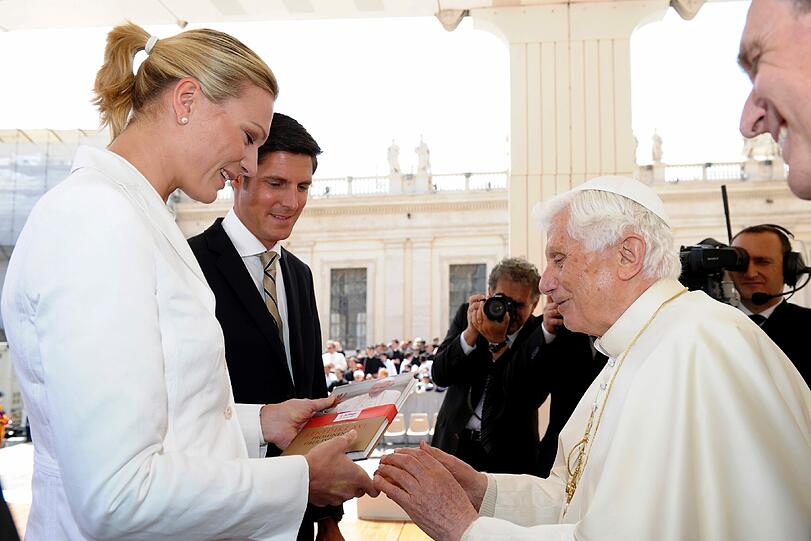 Papst Benedict XVI begrüßt Maria Höfl-Riesch und ihren Ehemann Marcus Höfl