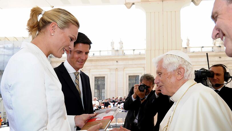Papst Benedict XVI begrüßt Maria Höfl-Riesch und ihren Ehemann Marcus Höfl Papst Benedict XVI begrüßt Maria Höfl-Riesch und ihren Ehemann Marcus Höfl