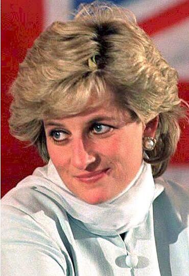 Der wohl tragischste Autounfall in unserer Liste: Diana Spencer, Princess of Wales, starb am 31. August 1997 in der französischen Hauptstadt Paris. Lady Di war mit ihrem Partner Dodi Al-Fayed und ihrem Fahrer Henri Paul in einem Wagen auf der Flucht vor Paparazzi. In einem Tunnel krachte das Auto mit überhöhter Geschwindigkeit gegen einen Betonpfeiler. Al-Fayed und Paul waren sofort tot, Prinzessin Diana verstarb wenige Stunden später im Krankenhaus.