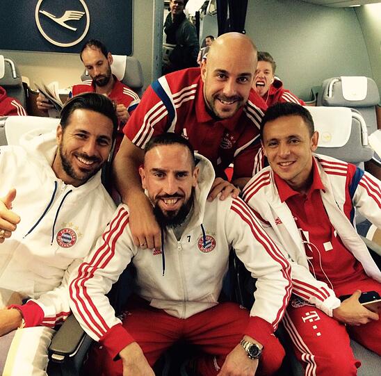 Die Bayern düsen nach Katar: Die Bilder vom Abflug in München.