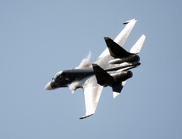 Ein Kampfjet des russischen Rüstungskonzerns Suchoi.