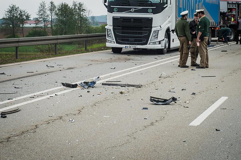 Ein 48-Jähriger stirbt bei einer Frontalkollision mit einem Lkw.