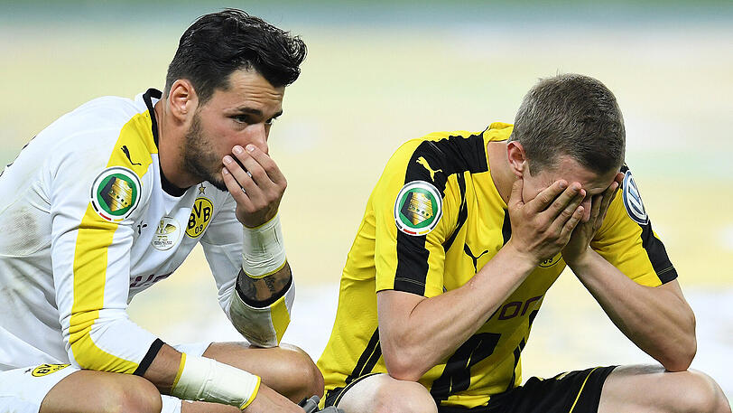 Im Elfmeterschießen versagen Sven Bender (rechts) und Sokratis die Nerven, bei den Bayern verschießt lediglich Joshua Kimmich.