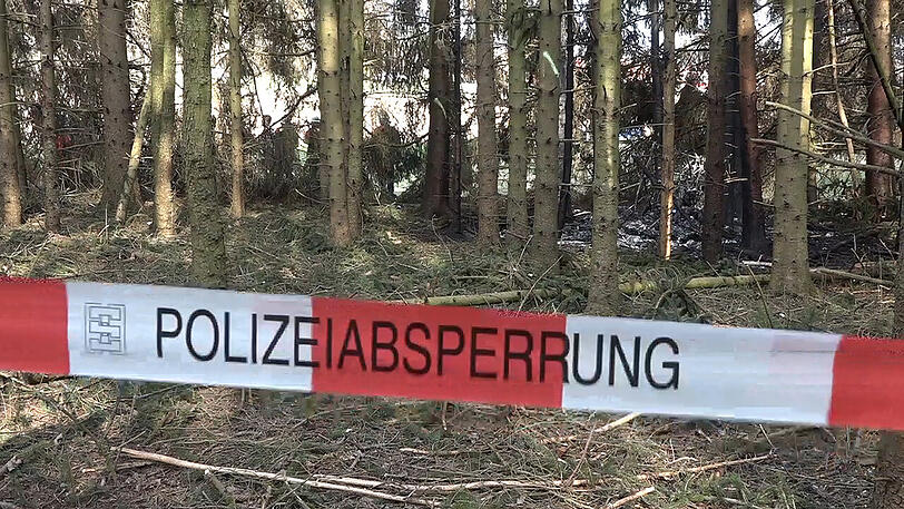 Das abgestürzte Kleinflugzeug ist im Anschluss völlig ausgebrannt.