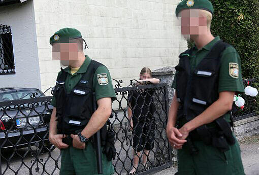 Skeptisch beobachtet diese Partybiene die Polizisten. Mit der Farbe der Uniformen scheint sie nicht ganz glücklich zu sein.
