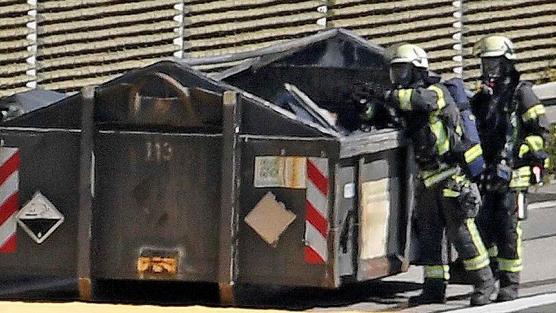 Ein Gefahrgut-Lkw ist in Brand geraten. Auf der A99 kommt es zu einem großen Stau.