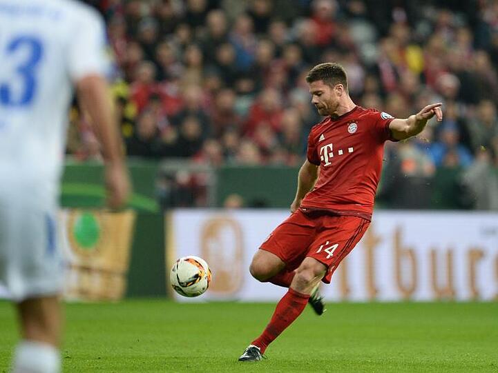 Xabi Alonso schießt im Trikot von Bayern München gegen den Ball. Foto: Andreas Gebert/Archivbild