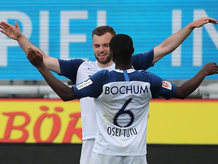 Bochums Torschütze zum 2:0, Manuel Wintzheimer (l), jubelt mit Jordi Osei-Tutu.