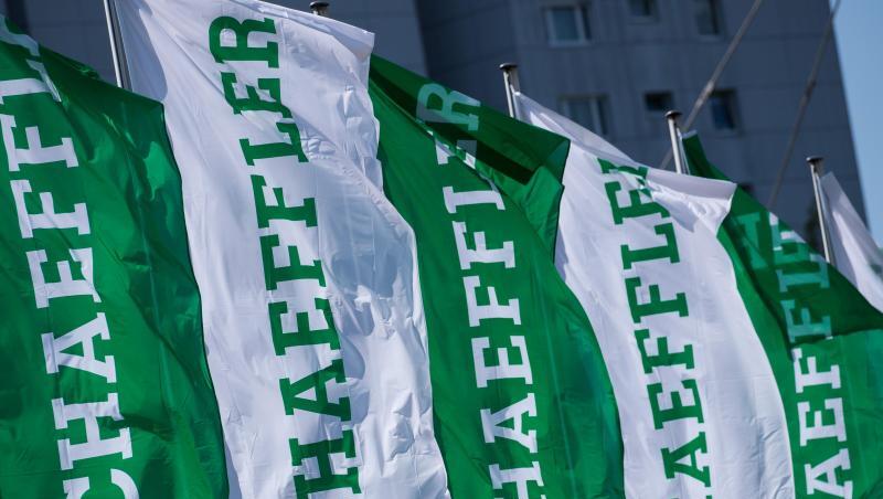 Fahnen mit dem Logo-Schriftzug der Schaeffler AG.