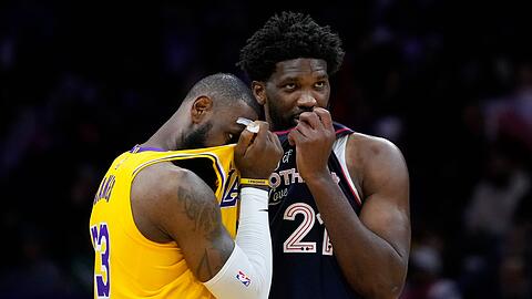 Lakers-Superstar LeBron James (l) kassierte gegen Joel Embiid und die Philadelphia 76ers eine heftige Niederlage.
