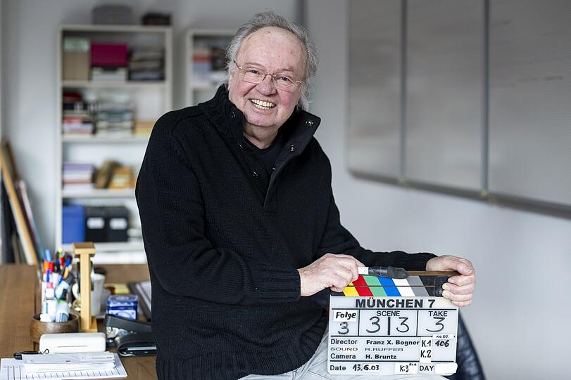 Filmregisseur und Drehbuchautor Franz Xaver Bogner in seiner Schreibwerkstatt, wo auch noch ein paar Devotionalien lagern.