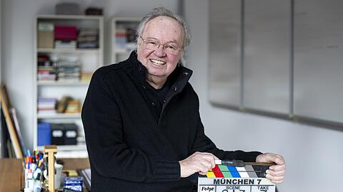 Filmregisseur und Drehbuchautor Franz Xaver Bogner in seiner Schreibwerkstatt, wo auch noch ein paar Devotionalien lagern.