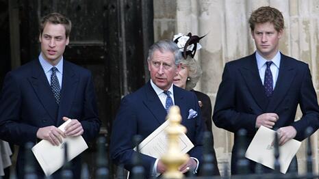 Prinz William, König Charles III. und Prinz Harry (v.l.n.r.) im Jahr 2007.