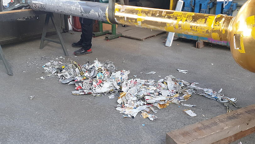 Die Sticker haben deutliche Spuren auf dem Gipfelkreuz der Zugspitze hinterlassen.