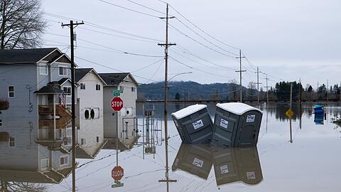 Starkregen setzt Landstriche im US-Bundesstaat Washington unter Wasser.