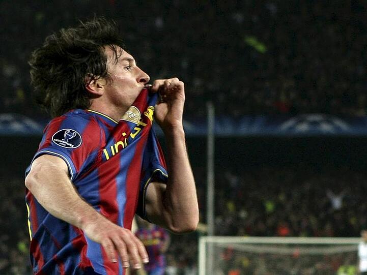 Lionel Messi: gleich viermal küsste er gegen Arsenal sein Trikot