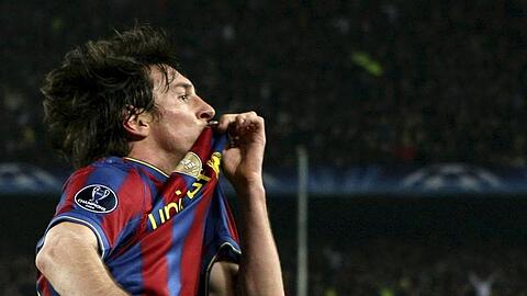 Lionel Messi: gleich viermal küsste er gegen Arsenal sein Trikot