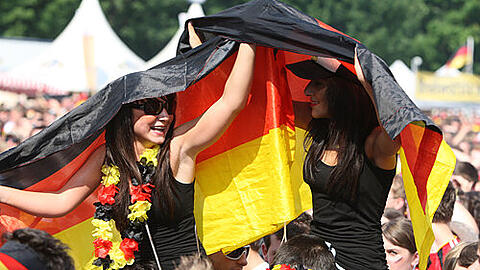 Ob per Hut oder Flagge: Sonnenschutz ist Pflicht, wenn man das Deutschland-Spiel am Samstag beim Public Viewing auf der Wöhrder Wiese anguckt.