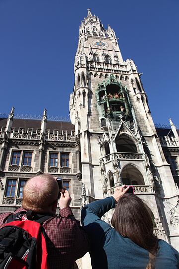 34.Das Glockenspiel am Neuen Rathaus entwarf der Erfinder des Viertaktmotors, Christian Reithmann.