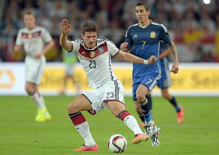 MARIO GOMEZ - NOTE 5 - Löw vertraute dem Mittelstürmer des AC Florenz, der wegen Verletzung auf die WM verzichten musste. Aber er hat immer noch die DFB-Seuche: In Halbzeit eins vergab der Ex-Bayer drei Mal recht aussichtsreich (7./28./45.).