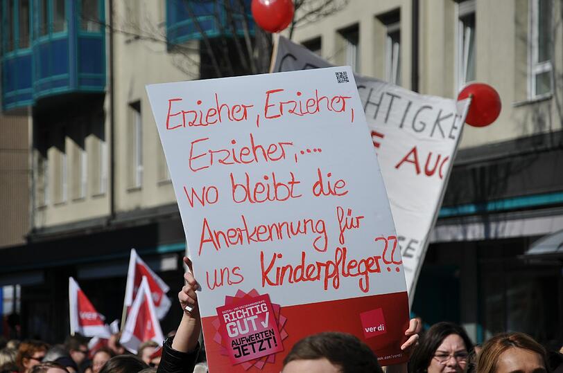 Nicht nur ErzieherInnen gehen auf die Barikaden: Auch KinderpflegerInnen wollen wahrgenommen werden.
