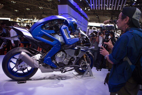 Ein Motorbot auf der Yamaha.