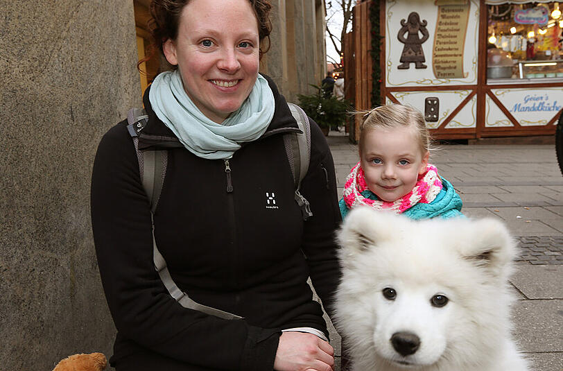 Behalten? Nein, der gehört leider schon wem. Melanie und Lea (3) waren ganz verliebt in den weichen Knuddelhund.