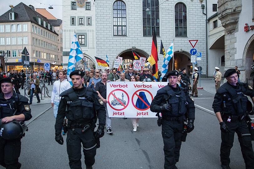 Beim sogenannten "Montagsspaziergang" von Pegida kam es zu mehreren Zwischenfällen - die Bilder von der Demo.