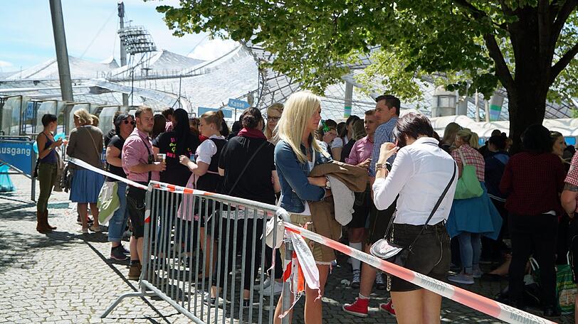 Die Gabalier-Fans sind schon Stunden vor dem Einlaß im Olympiapark - und unschwer zu erkennen.