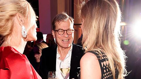 An diesem Abend ist er keine Minute allein: Jan Klatten, hier im fröhlichen Gespräch mit Tatjana Hofmann (l.) und Linda Helen Gieseke beim PIN-Fest in der Pinakothek der Moderne.