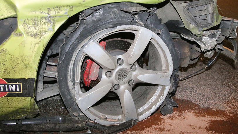 Der geplatzte Reifen: Vermutlich die Ursache für den Unfall. Der geplatzte Reifen: Vermutlich die Ursache für den Unfall.