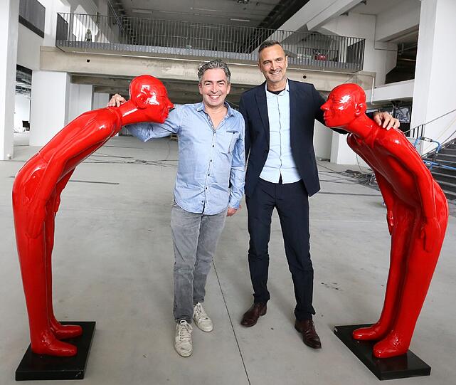 ...zwei rote Kare-Manschgerl. Und die Kare-Gründer und Geschäftsführer Jürgen Reiter (rechts) und Peter Schönhofen.