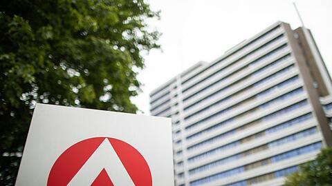 Das Logo der Bundesagentur für Arbeit (BA) steht auf einer Säule vor der Zentrale. Foto: Daniel Karmann/dpa/archiv