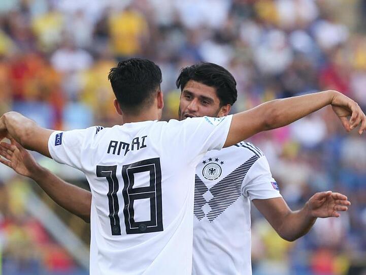 Torschütze Nadiem Amiri (l) feiert mit Mahmoud Dahoud seinen Treffer.