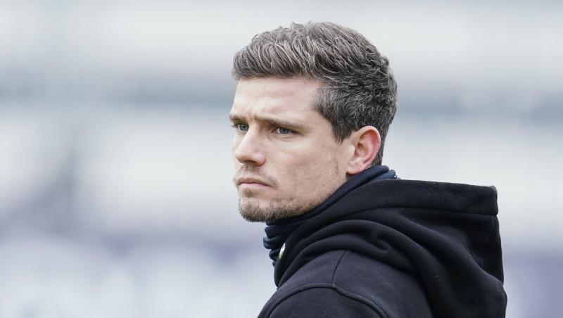 Trainer Robert Klauß steht vor einem Spiel auf dem Spielfeld. Trainer Robert Klauß steht vor einem Spiel auf dem Spielfeld.