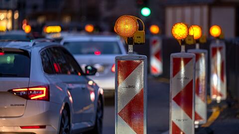 Autos stehen an einer Baustelle im Stau.