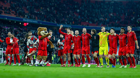 Ausrufezeichen gesetzt, Meister-Kurs gehalten – da dürfen die Stars des FC Bayern ihre Freude gemeinsam mit den Fans schon einmal heraushüpfen lassen.