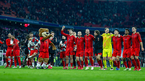 Ausrufezeichen gesetzt, Meister-Kurs gehalten – da dürfen die Stars des FC Bayern ihre Freude gemeinsam mit den Fans schon einmal heraushüpfen lassen.