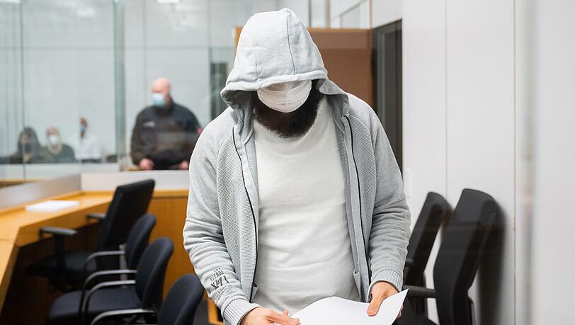 Abu Walaa 2021 vor dem Oberlandesgericht Celle - er klagt gegen seine Ausweisung nach seiner Haftentlassung. (Archivfoto)