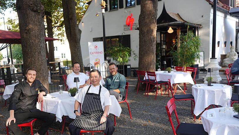 Laden zur Essklasse ins Mangostin (v. l.): Küchenchef Jakob Heil und Küchenchef Mr. Binh, hinten Betriebsleiter Anthony Brüggen, Küchendirektor Jan Küntschke.