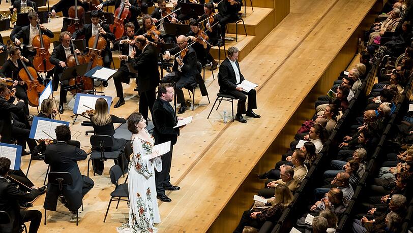 Beth Taylor, David Butt Philip und Andrew Foster-Williams (von links) bei der Auff&uuml;hrung von Edward Elgars Oratorium &bdquo;The Dream of Gerontius&ldquo; in der Isarphilharmonie.mphil - M&uuml;nchner Philharmoniker.